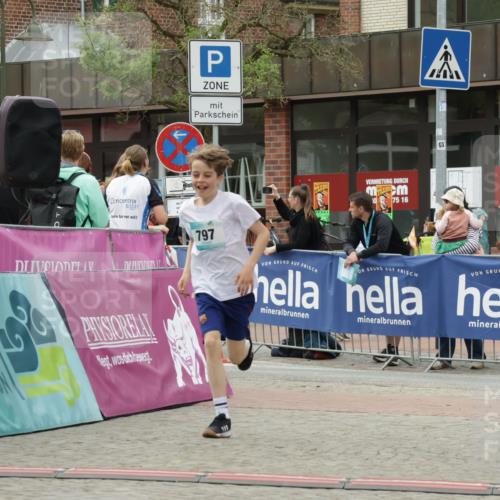 10.05.2026 - 8. Wedeler Halbmarathon Yannick Fuchs http://msf.ph/oto/9736886 10.05.2026 12:47:56 Ziel 797, 75, 16, 796, 797 meine-sportfotos.de