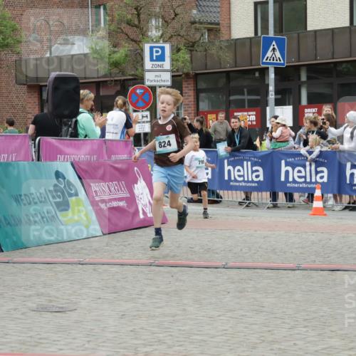 10.05.2026 - 8. Wedeler Halbmarathon Yannick Fuchs http://msf.ph/oto/9736900 10.05.2026 12:48:03 Ziel 824, 795, 75, 16, 795, 797, 824, 2116 meine-sportfotos.de