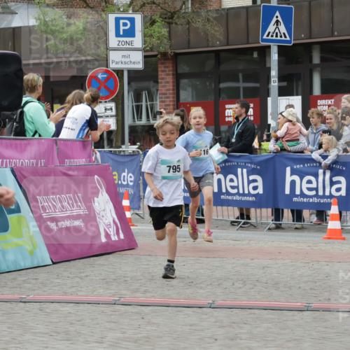 10.05.2026 - 8. Wedeler Halbmarathon Yannick Fuchs http://msf.ph/oto/9736908 10.05.2026 12:48:05 Ziel 040, 16, 795, 16, 408, 795, 824, 2116 meine-sportfotos.de