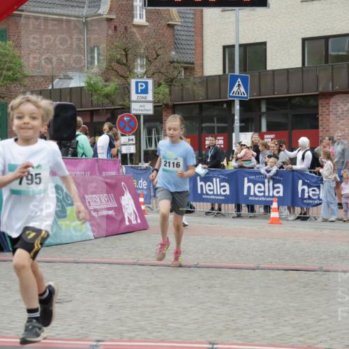 10.05.2026 - 8. Wedeler Halbmarathon Yannick Fuchs http://msf.ph/oto/9736919 10.05.2026 12:48:07 Ziel 795, 2116, 408, 795, 824, 2116 meine-sportfotos.de