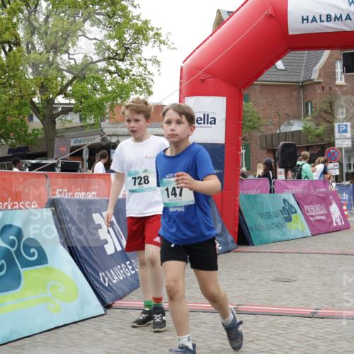 10.05.2026 - 8. Wedeler Halbmarathon Yannick Fuchs http://msf.ph/oto/9737001 10.05.2026 12:48:30 Ziel 728, 147, 10, 03, 33, 150, 147, 519, 609, 728, 2066, 2095, 2150 meine-sportfotos.de