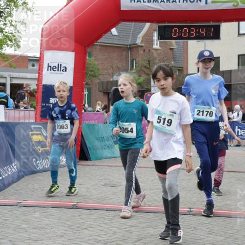 10.05.2026 - 8. Wedeler Halbmarathon Yannick Fuchs http://msf.ph/oto/9737033 10.05.2026 12:48:37 Ziel 2063, 10, 03, 48, 2054, 519, 2170, 197, 519, 2054, 2063, 2066, 2110, 2150, 2170 meine-sportfotos.de