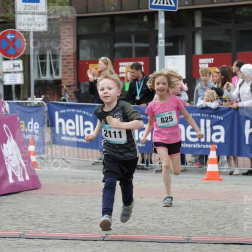 10.05.2026 - 8. Wedeler Halbmarathon Yannick Fuchs http://msf.ph/oto/9737054 10.05.2026 12:48:44 Ziel 2111, 825, 148, 825, 2110, 2111 meine-sportfotos.de