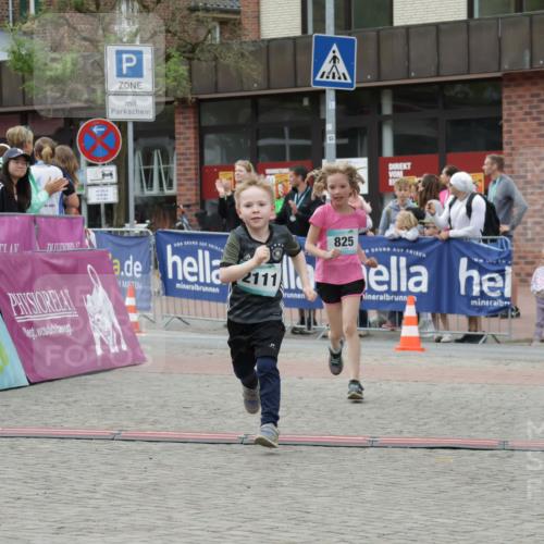 10.05.2026 - 8. Wedeler Halbmarathon Yannick Fuchs http://msf.ph/oto/9737056 10.05.2026 12:48:44 Ziel 2111, 825, 148, 825, 2110, 2111 meine-sportfotos.de