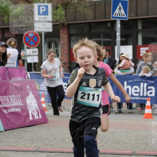 10.05.2026 - 8. Wedeler Halbmarathon Yannick Fuchs http://msf.ph/oto/9737060 10.05.2026 12:48:45 Ziel 09, 2111, 148, 825, 909, 2110, 2111 meine-sportfotos.de