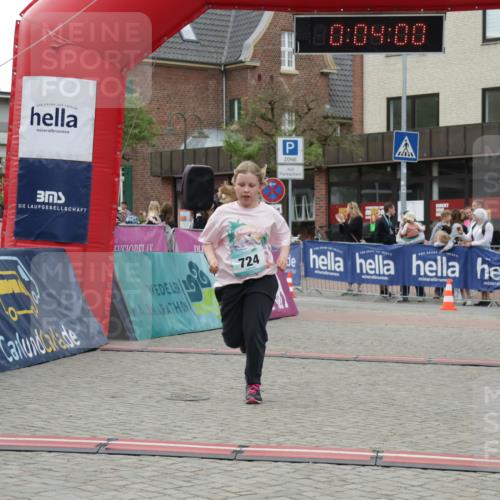 10.05.2026 - 8. Wedeler Halbmarathon Yannick Fuchs http://msf.ph/oto/9737091 10.05.2026 12:48:56 Ziel 10, 09, 00, 724, 724 meine-sportfotos.de