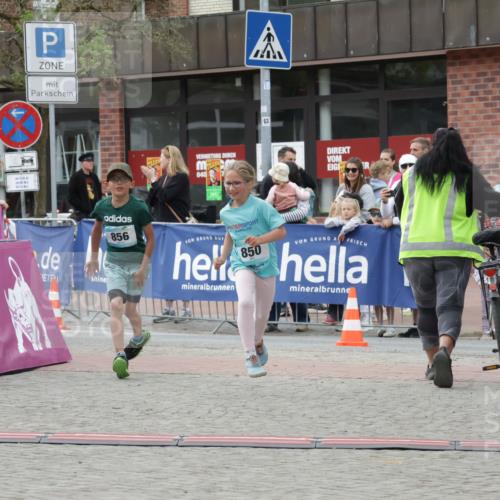 10.05.2026 - 8. Wedeler Halbmarathon Yannick Fuchs http://msf.ph/oto/9737101 10.05.2026 12:49:07 Ziel 040, 856, 850, 850, 856 meine-sportfotos.de