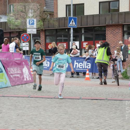 10.05.2026 - 8. Wedeler Halbmarathon Yannick Fuchs http://msf.ph/oto/9737106 10.05.2026 12:49:09 Ziel 856, 24, 2023, 850, 850, 856 meine-sportfotos.de