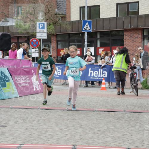 10.05.2026 - 8. Wedeler Halbmarathon Yannick Fuchs http://msf.ph/oto/9737107 10.05.2026 12:49:09 Ziel 856, 2023, 850, 850, 856 meine-sportfotos.de