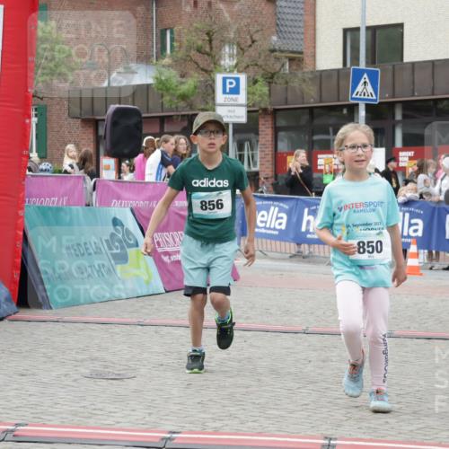 10.05.2026 - 8. Wedeler Halbmarathon Yannick Fuchs http://msf.ph/oto/9737112 10.05.2026 12:49:10 Ziel 856, 24, 2023, 850, 850, 856 meine-sportfotos.de