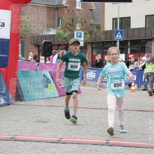 10.05.2026 - 8. Wedeler Halbmarathon Yannick Fuchs http://msf.ph/oto/9737113 10.05.2026 12:49:10 Ziel 856, 24, 2023, 850, 850, 856 meine-sportfotos.de