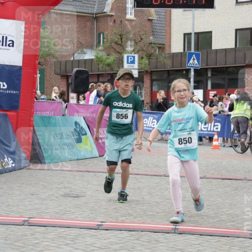 10.05.2026 - 8. Wedeler Halbmarathon Yannick Fuchs http://msf.ph/oto/9737114 10.05.2026 12:49:11 Ziel 856, 24, 2023, 850, 850, 856 meine-sportfotos.de