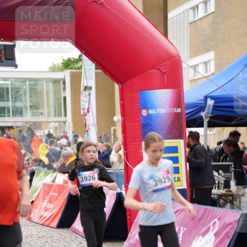12.06.2026 - Holstenköstenlauf LAZAROV Photography http://msf.ph/oto/9737449 12.06.2026 18:06:32 Laufen 3322, 3498, 3926, 3929, 4324, 4902 meine-sportfotos.de