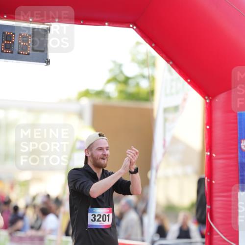 12.06.2026 - Holstenköstenlauf LAZAROV Photography http://msf.ph/oto/9737846 12.06.2026 20:12:28 Laufen 3140, 3201, 3204 meine-sportfotos.de