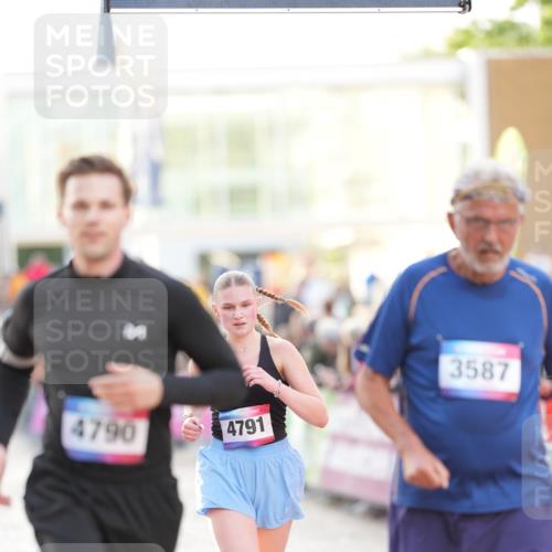 12.06.2026 - Holstenköstenlauf LAZAROV Photography http://msf.ph/oto/9738047 12.06.2026 20:08:03 Laufen 3587, 4790, 4791 meine-sportfotos.de