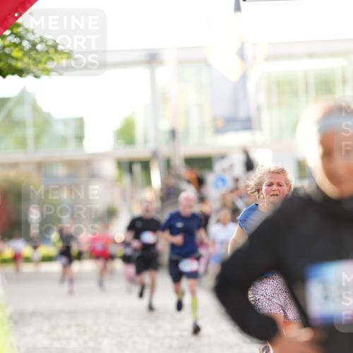 12.06.2026 - Holstenköstenlauf LAZAROV Photography http://msf.ph/oto/9738522 12.06.2026 20:00:02 Laufen 3382, 3393, 3835, 4457, 4565, 4723 meine-sportfotos.de