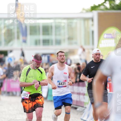 12.06.2026 - Holstenköstenlauf LAZAROV Photography http://msf.ph/oto/9738888 12.06.2026 19:54:29 Laufen 3023, 3174, 3730, 4431 meine-sportfotos.de