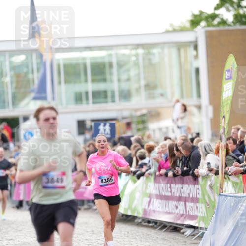 12.06.2026 - Holstenköstenlauf LAZAROV Photography http://msf.ph/oto/9739060 12.06.2026 19:51:56 Laufen 3233, 3849, 4228, 4385 meine-sportfotos.de
