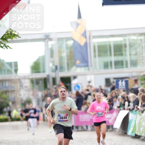 12.06.2026 - Holstenköstenlauf LAZAROV Photography http://msf.ph/oto/9739062 12.06.2026 19:51:55 Laufen 3233, 3849, 4228, 4385 meine-sportfotos.de