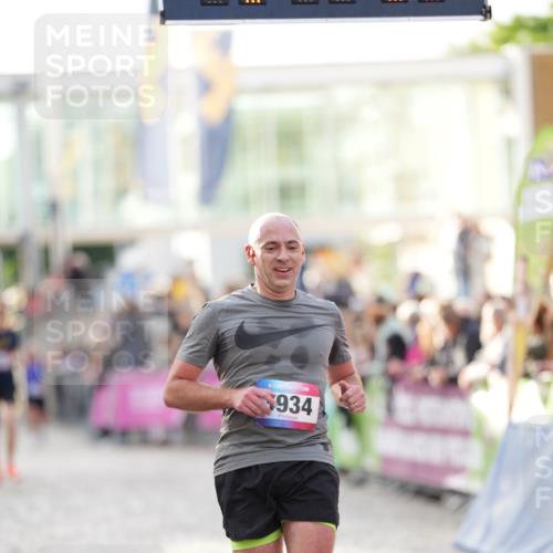 12.06.2026 - Holstenköstenlauf LAZAROV Photography http://msf.ph/oto/9739341 12.06.2026 19:47:34 Laufen 3889, 3934, 3935, 4527, 4732 meine-sportfotos.de