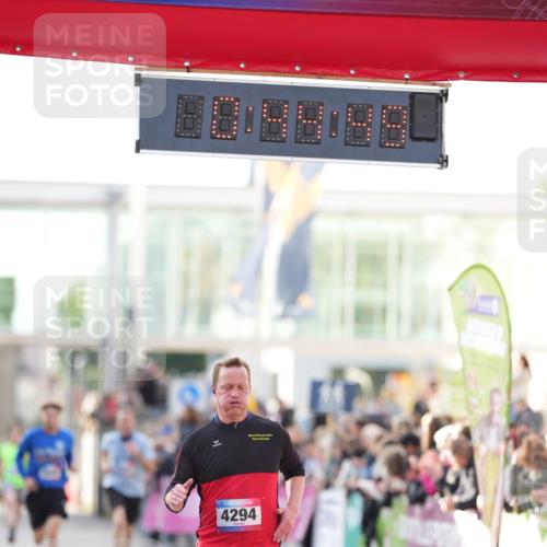 12.06.2026 - Holstenköstenlauf LAZAROV Photography http://msf.ph/oto/9739479 12.06.2026 19:44:48 Laufen 3881, 4294, 4896 meine-sportfotos.de