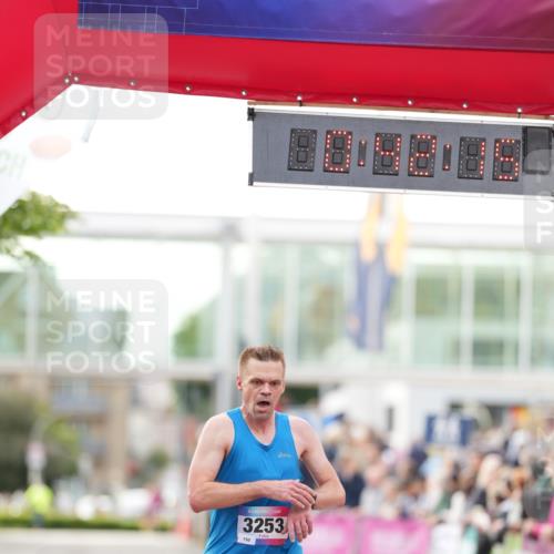 12.06.2026 - Holstenköstenlauf LAZAROV Photography http://msf.ph/oto/9739596 12.06.2026 19:42:14 Laufen 3253, 4932 meine-sportfotos.de