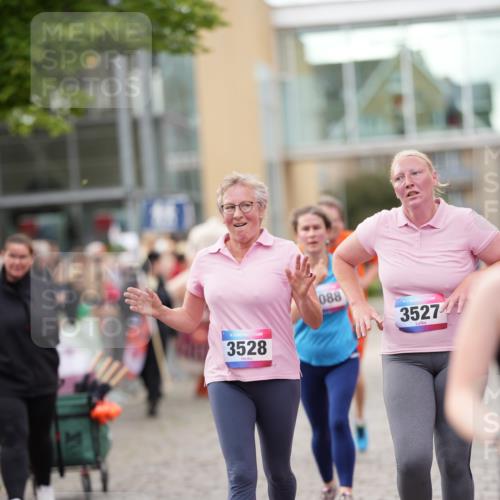 12.06.2026 - Holstenköstenlauf LAZAROV Photography http://msf.ph/oto/9740242 12.06.2026 18:00:38 Laufen 3088, 3197, 3527, 3528, 3741, 3777, 3997, 4107, 4229, 4637, 4917 meine-sportfotos.de