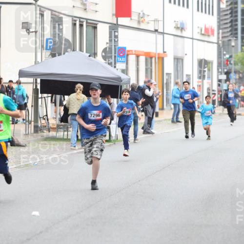 12.06.2026 - Holstenköstenlauf Andreas Tolksdorf http://msf.ph/oto/9743891 12.06.2026 17:06:47 Laufen 7360, 7296, 7319, 7299, 7291 meine-sportfotos.de