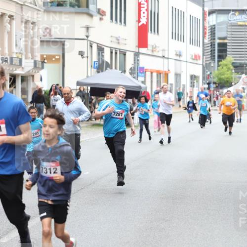 12.06.2026 - Holstenköstenlauf Andreas Tolksdorf http://msf.ph/oto/9744007 12.06.2026 17:08:37 Laufen 7307, 7311, 285, 7312, 7281 meine-sportfotos.de
