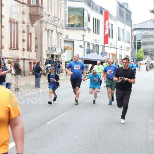 12.06.2026 - Holstenköstenlauf Andreas Tolksdorf http://msf.ph/oto/9744027 12.06.2026 17:08:55 Laufen 7475, 7294, 7309, 7264, 7320 meine-sportfotos.de