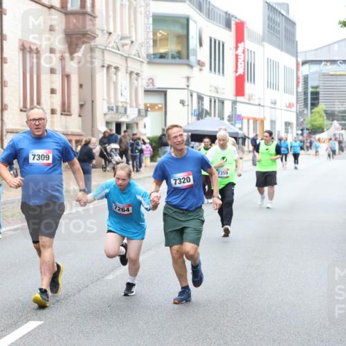 12.06.2026 - Holstenköstenlauf Andreas Tolksdorf http://msf.ph/oto/9744030 12.06.2026 17:08:58 Laufen 7309, 7264, 7320, 7359 meine-sportfotos.de