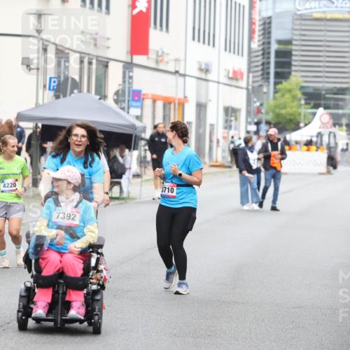 12.06.2026 - Holstenköstenlauf Andreas Tolksdorf http://msf.ph/oto/9744095 12.06.2026 17:10:47 Laufen 4220, 7392, 3710 meine-sportfotos.de