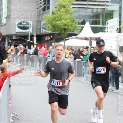 12.06.2026 - Holstenköstenlauf Andreas Tolksdorf http://msf.ph/oto/9744303 12.06.2026 17:50:07 Laufen 3311, 3314, 265 meine-sportfotos.de