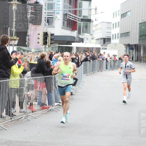 12.06.2026 - Holstenköstenlauf Andreas Tolksdorf http://msf.ph/oto/9744421 12.06.2026 17:52:42 Laufen 3953, 3925 meine-sportfotos.de
