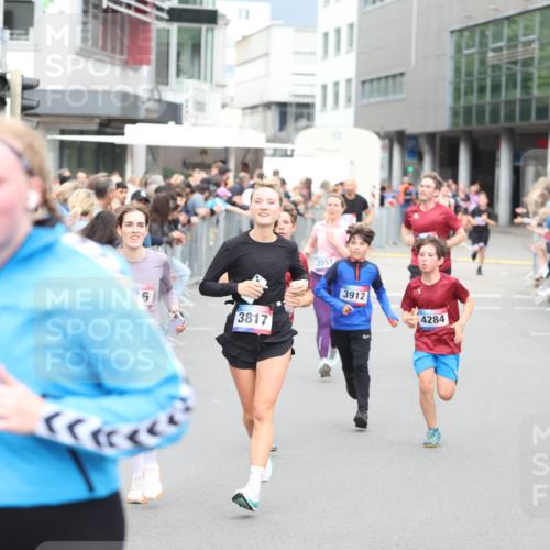 12.06.2026 - Holstenköstenlauf Andreas Tolksdorf http://msf.ph/oto/9744952 12.06.2026 18:00:25 Laufen 86, 6, 3817, 3551, 3912, 4284 meine-sportfotos.de