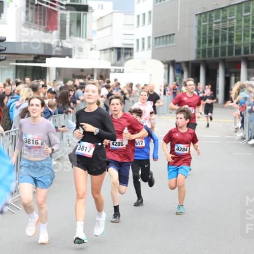12.06.2026 - Holstenköstenlauf Andreas Tolksdorf http://msf.ph/oto/9744953 12.06.2026 18:00:25 Laufen 551, 3816, 4289, 912, 4284, 3817 meine-sportfotos.de