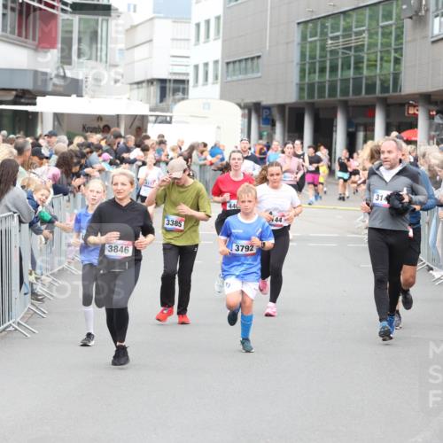 12.06.2026 - Holstenköstenlauf Andreas Tolksdorf http://msf.ph/oto/9744987 12.06.2026 18:00:53 Laufen 3846, 440, 44, 3385, 3792, 4689, 314 meine-sportfotos.de
