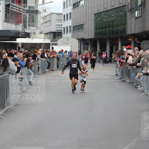 12.06.2026 - Holstenköstenlauf Andreas Tolksdorf http://msf.ph/oto/9745654 12.06.2026 18:13:16 Laufen 4859, 4861 meine-sportfotos.de