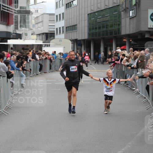 12.06.2026 - Holstenköstenlauf Andreas Tolksdorf http://msf.ph/oto/9745661 12.06.2026 18:13:20 Laufen 4859, 4861 meine-sportfotos.de
