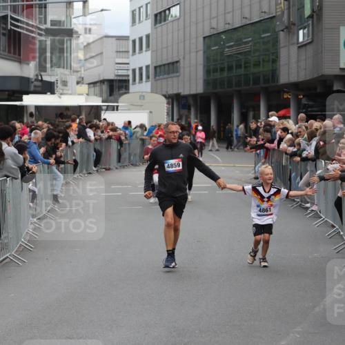 12.06.2026 - Holstenköstenlauf Andreas Tolksdorf http://msf.ph/oto/9745662 12.06.2026 18:13:20 Laufen 4859, 4861 meine-sportfotos.de