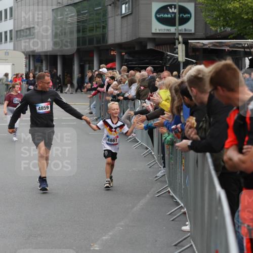 12.06.2026 - Holstenköstenlauf Andreas Tolksdorf http://msf.ph/oto/9745663 12.06.2026 18:13:21 Laufen 4750, 4859, 4861 meine-sportfotos.de