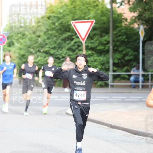 12.06.2026 - Holstenköstenlauf Andreas Tolksdorf http://msf.ph/oto/9745725 12.06.2026 19:07:49 Laufen 4744, 3954 meine-sportfotos.de