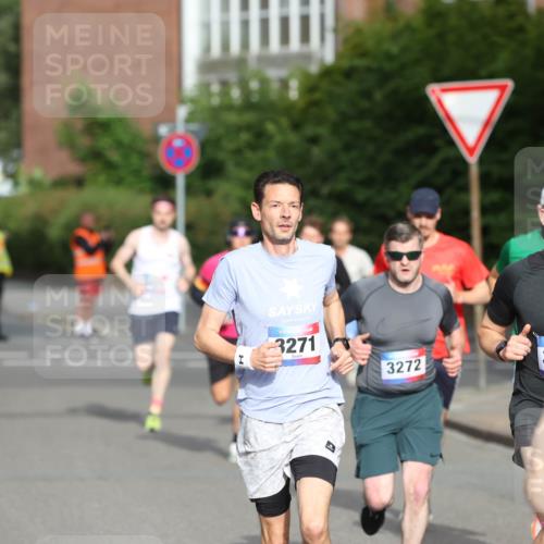 12.06.2026 - Holstenköstenlauf Andreas Tolksdorf http://msf.ph/oto/9745775 12.06.2026 19:08:27 Laufen 3271, 32, 3272 meine-sportfotos.de