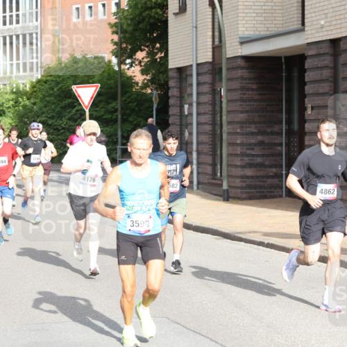 12.06.2026 - Holstenköstenlauf Andreas Tolksdorf http://msf.ph/oto/9745832 12.06.2026 19:09:01 Laufen 3394, 3294, 4176, 3599, 582, 4862, 3 meine-sportfotos.de