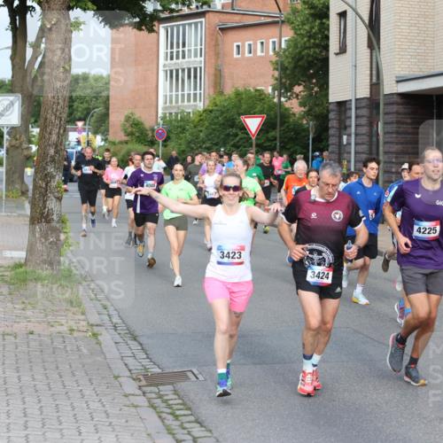 12.06.2026 - Holstenköstenlauf Andreas Tolksdorf http://msf.ph/oto/9746084 12.06.2026 19:11:29 Laufen 4085, 3423, 3424, 4225, 2030, 43 meine-sportfotos.de