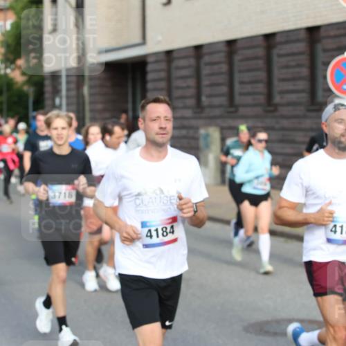 12.06.2026 - Holstenköstenlauf Andreas Tolksdorf http://msf.ph/oto/9746160 12.06.2026 19:12:21 Laufen 3718, 4184, 4180 meine-sportfotos.de