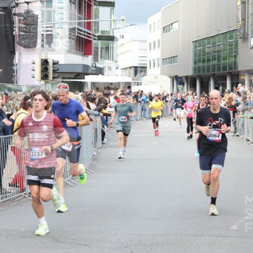 12.06.2026 - Holstenköstenlauf Andreas Tolksdorf http://msf.ph/oto/9746609 12.06.2026 19:44:58 Laufen 3737, 88, 3640, 3064 meine-sportfotos.de