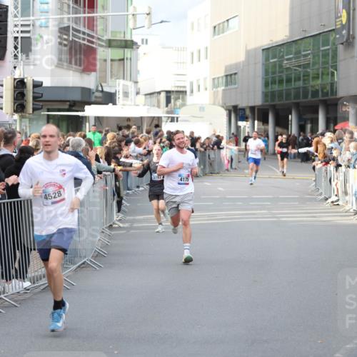 12.06.2026 - Holstenköstenlauf Andreas Tolksdorf http://msf.ph/oto/9746784 12.06.2026 19:48:10 Laufen 3782, 4528, 4175 meine-sportfotos.de