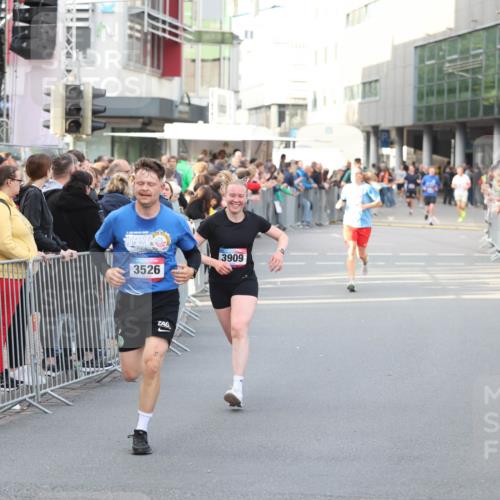 12.06.2026 - Holstenköstenlauf Andreas Tolksdorf http://msf.ph/oto/9747100 12.06.2026 19:52:12 Laufen 3526, 3909 meine-sportfotos.de