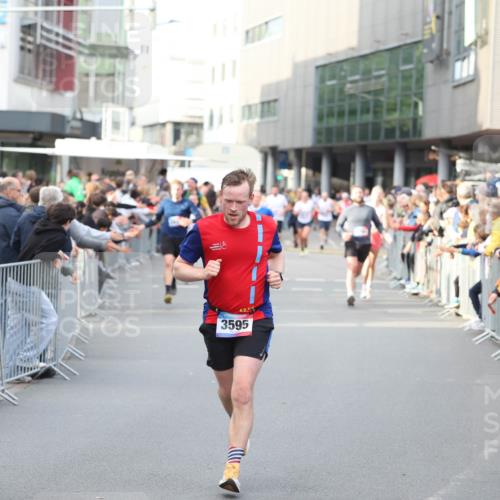 12.06.2026 - Holstenköstenlauf Andreas Tolksdorf http://msf.ph/oto/9747229 12.06.2026 19:54:09 Laufen 4417, 11, 42, 3595 meine-sportfotos.de